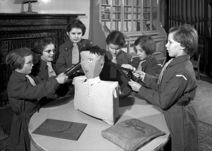 A Royal Victoria School for the Blind Brownie csapat tagjai együtt dolgoznak, Newcastle upon Tyne, Egyesült Királyság, 1962. január (bw fotó)